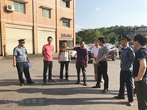市交通運輸局副局長蒲五才(右三)在現(xiàn)場檢查1.jpg